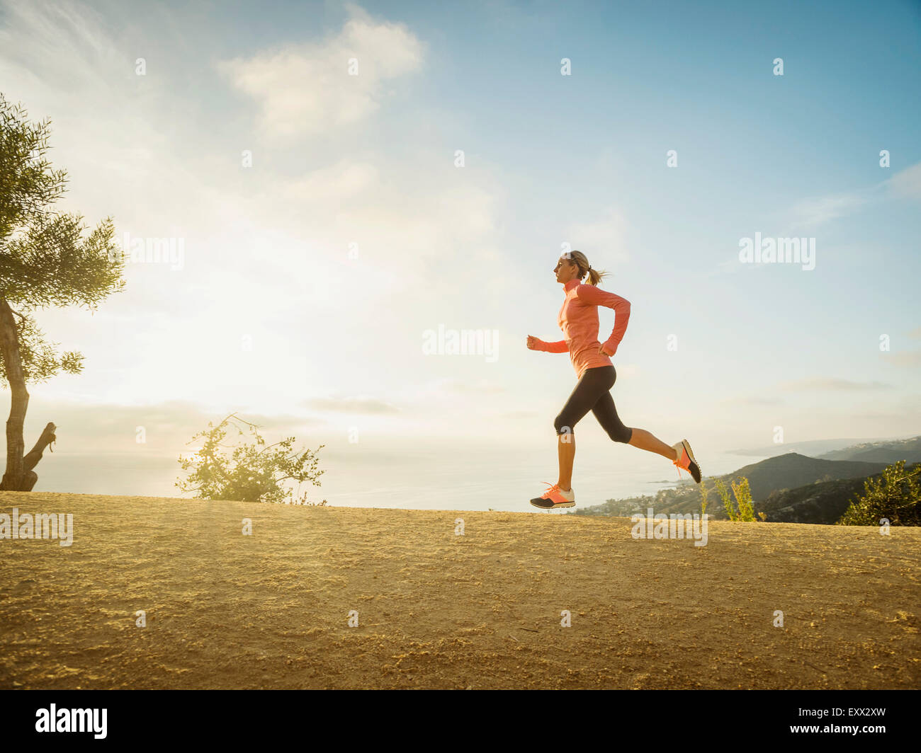 Woman running in mountains Banque D'Images