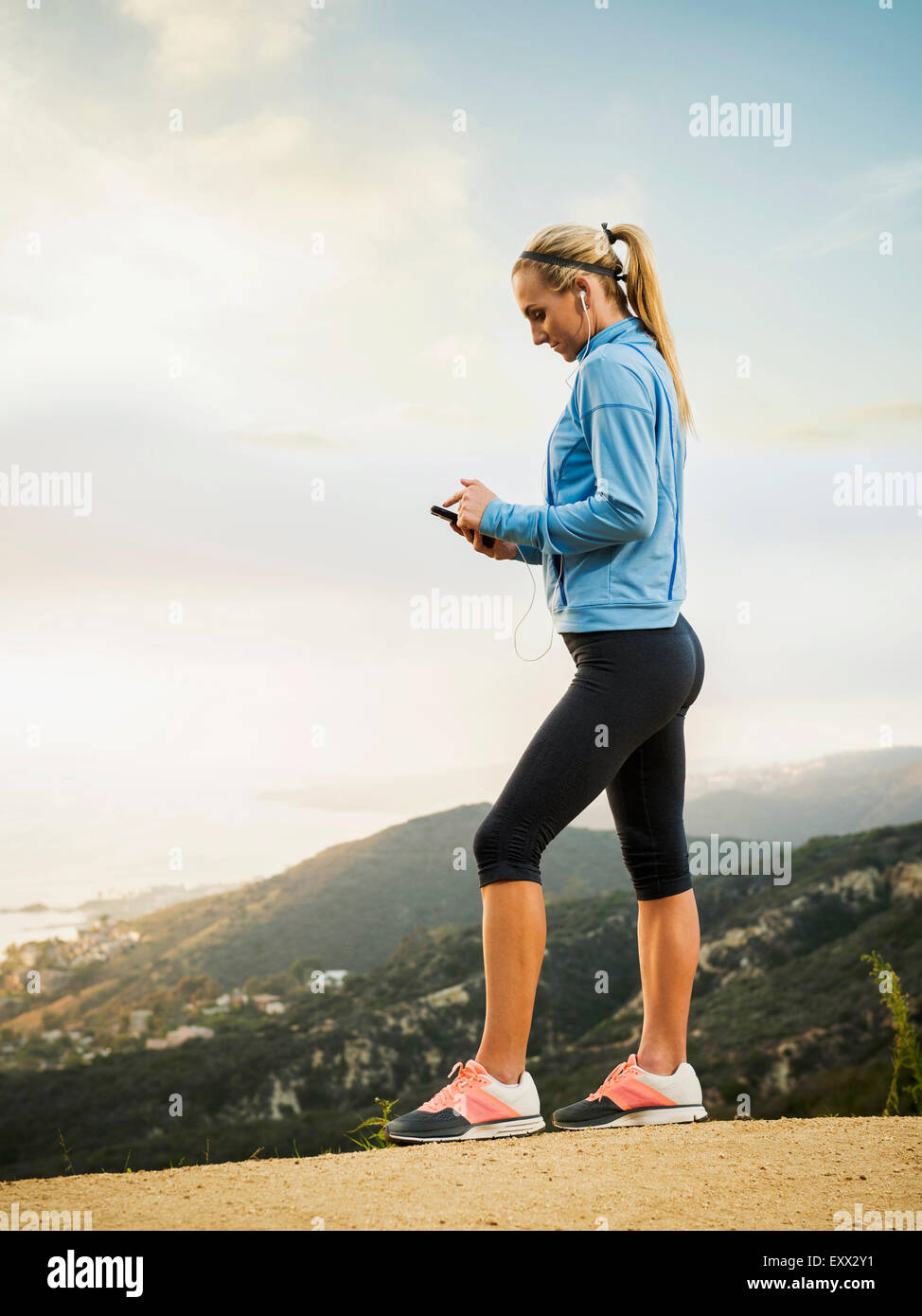 Woman checking smart phone Banque D'Images