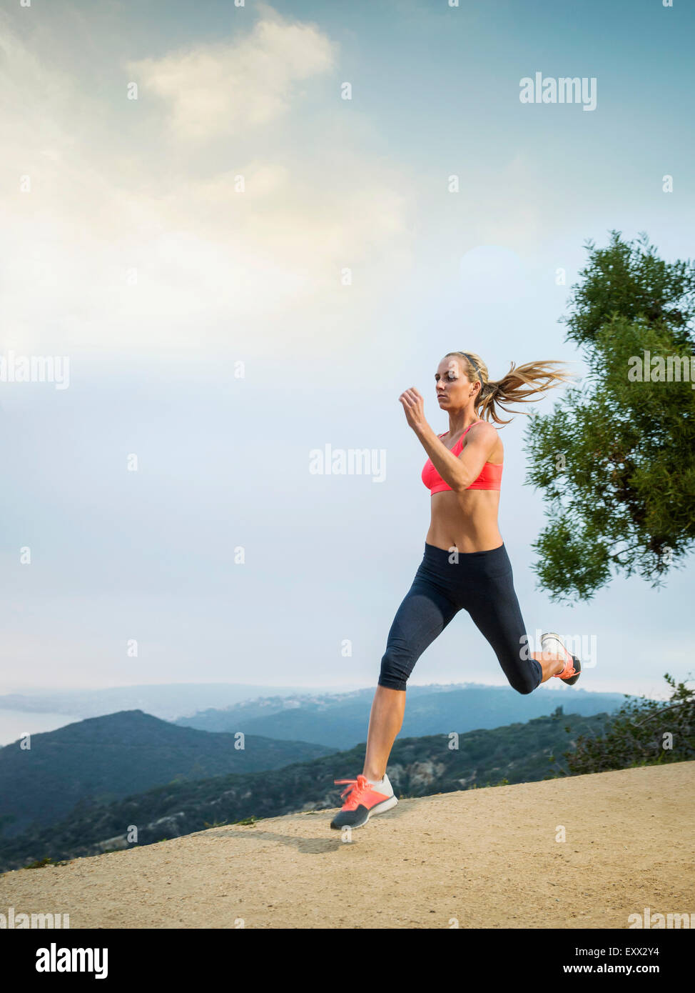 Woman running in mountains Banque D'Images