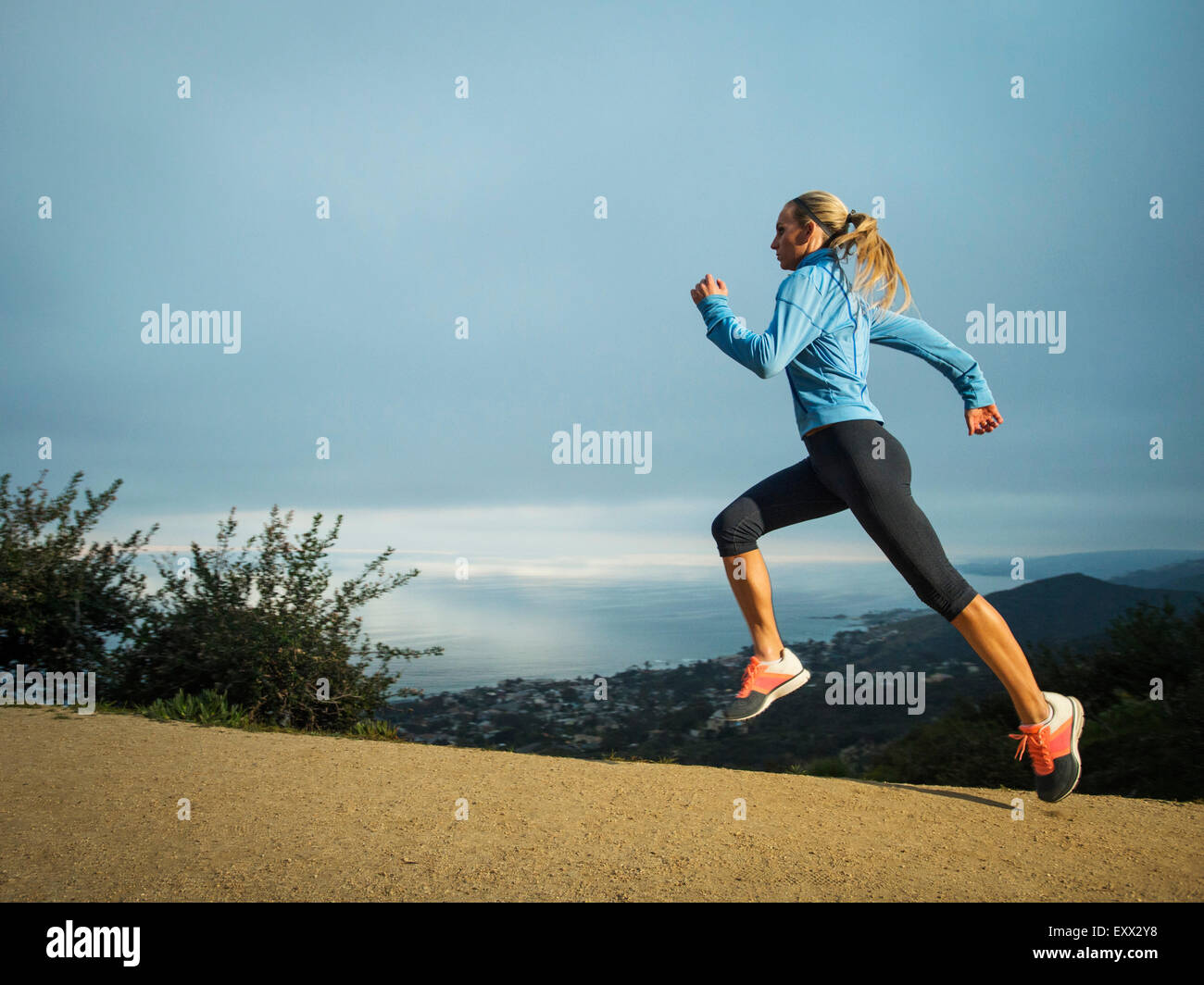 Woman running in mountains Banque D'Images