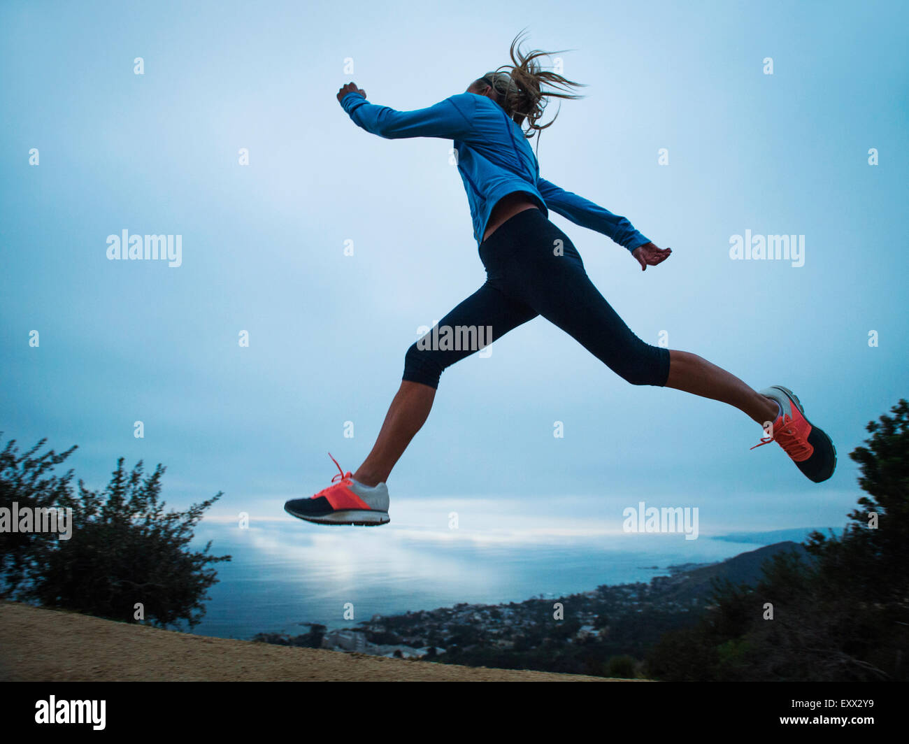 Woman running in mountains Banque D'Images
