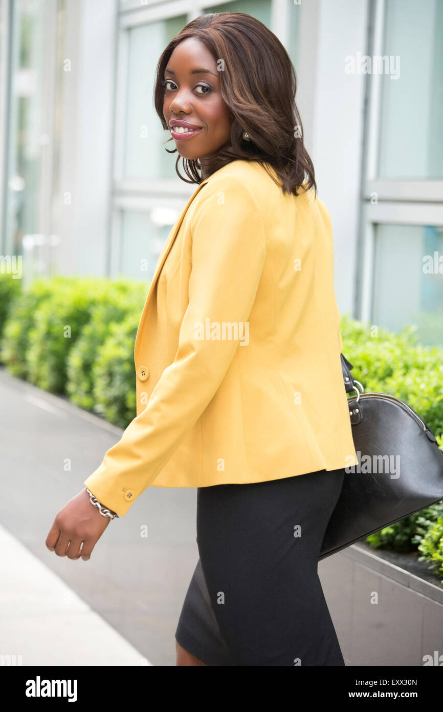 Smiling woman wearing vêtements élégants Banque D'Images