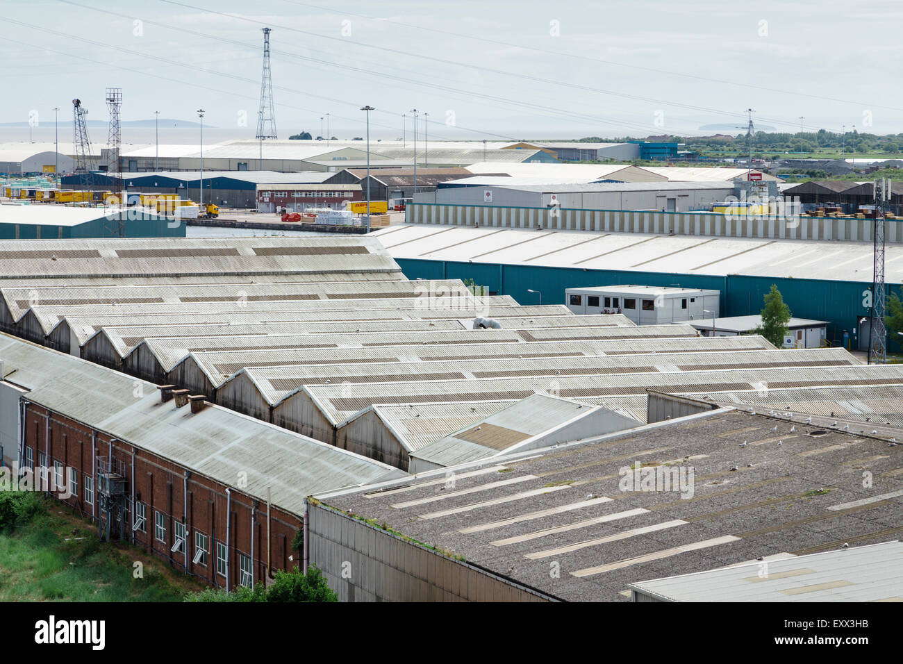 Vue de haut niveau (à partir de la Transporter Bridge) d'entrepôts et d'installations industrielles à Alexandra Docks, Newport. Banque D'Images