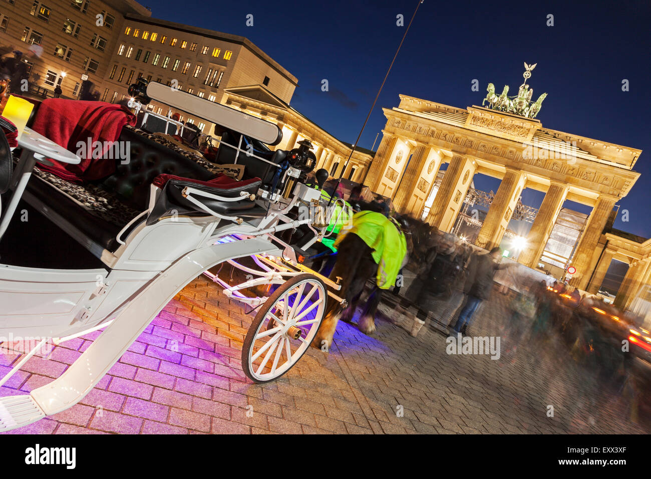 Les charrettes à cheval en face de la porte de Brandebourg illuminée Banque D'Images