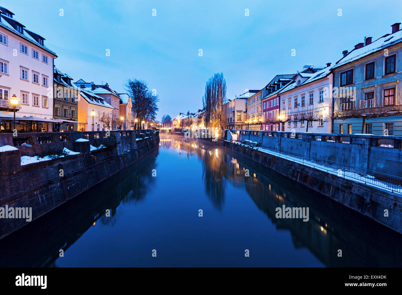 Afficher le long de la rivière Ljubljanica au crépuscule Banque D'Images