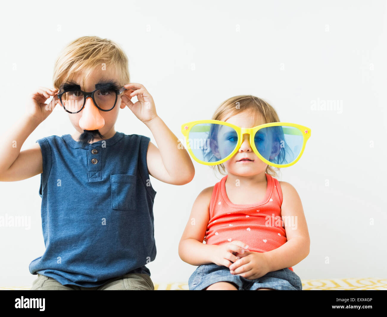 Enfants (2-3) wearing glasses nouveauté Banque D'Images