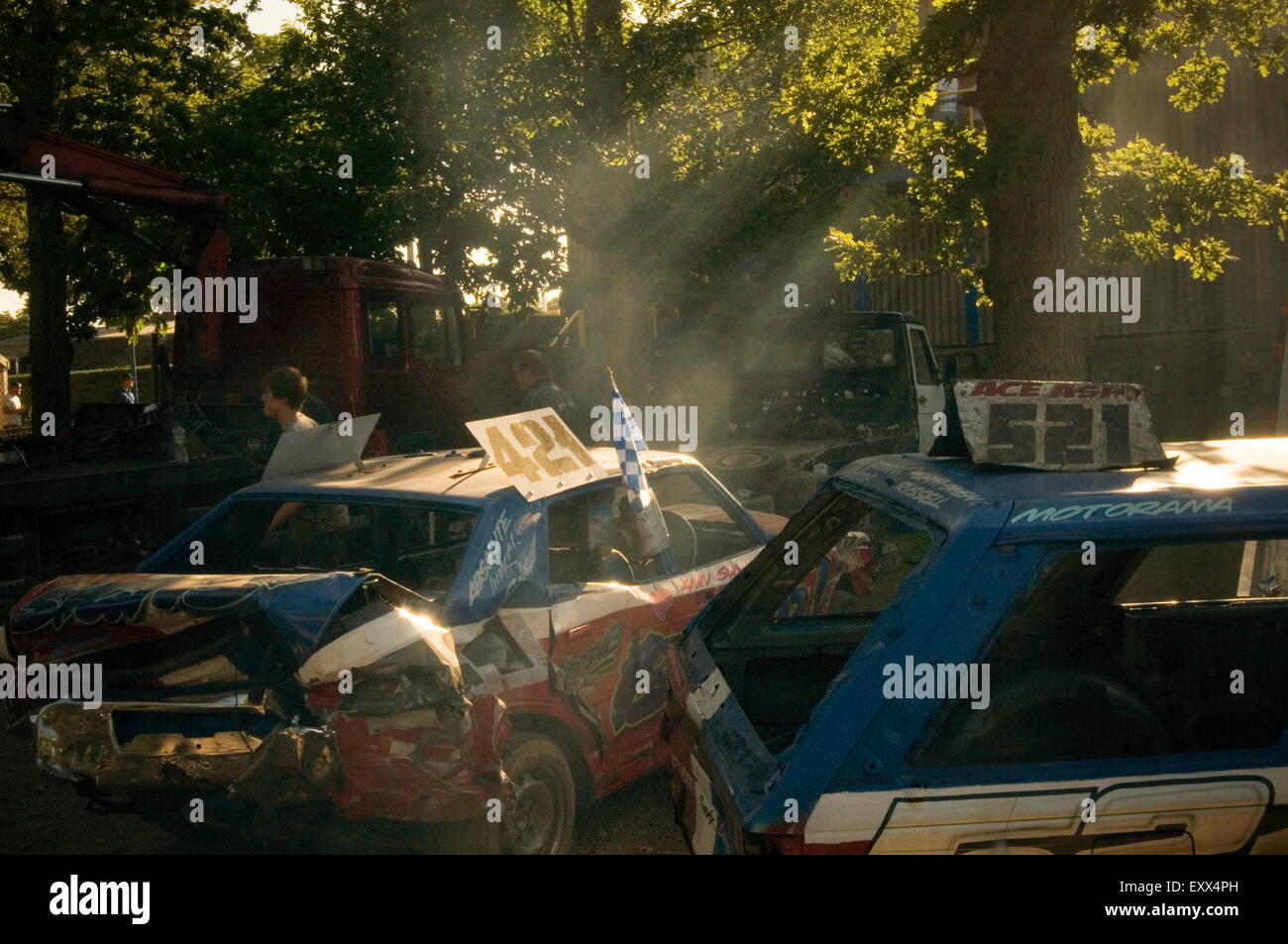 Vieilles voitures dans les stands lors d'une course de stock car racing courses course banger Destruction Derby de démolition de démonstration des derbys de ferraille junk mot failu Banque D'Images