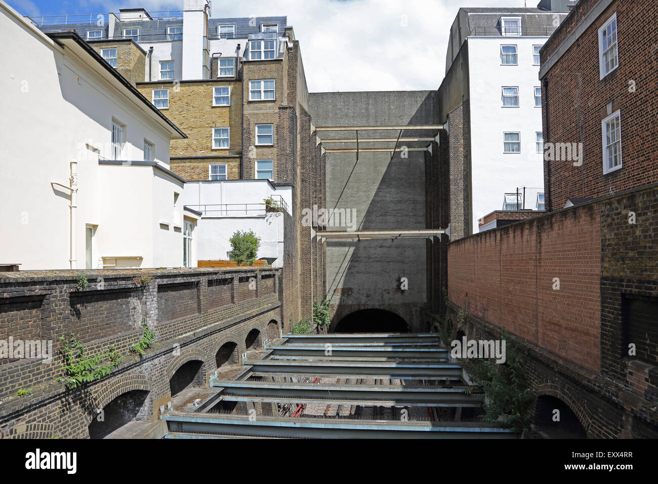 Arrière de 23 et 24 Leinster Gardens, Londres ; fausses façades qui cachent le métro en dessous. Voir aussi la vue de face. Banque D'Images