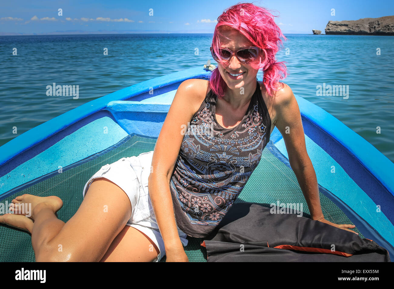 Smiling woman in boat Banque D'Images