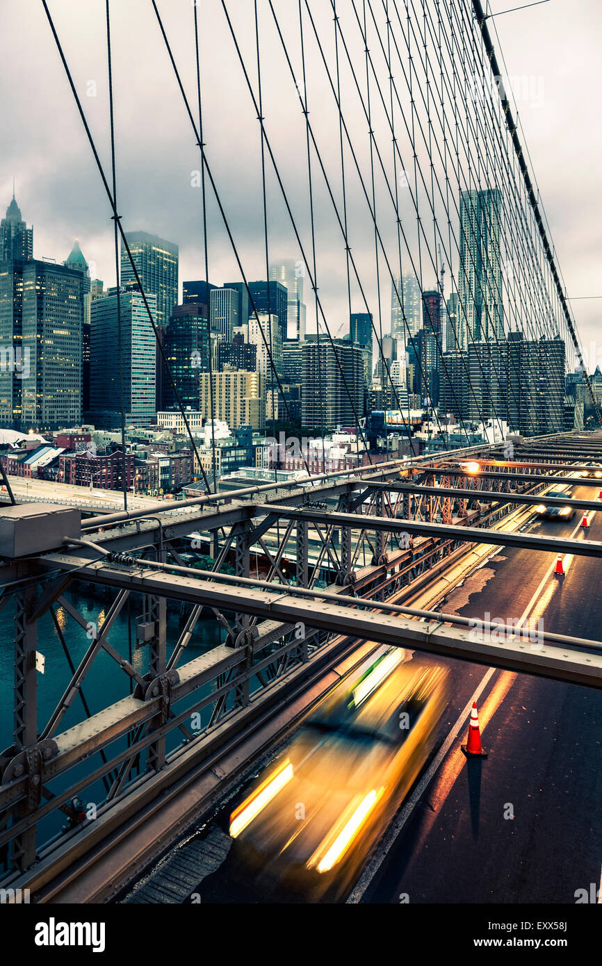 Taxi traversant le pont de Brooklyn à New York, Manhattan skyline en arrière-plan Banque D'Images