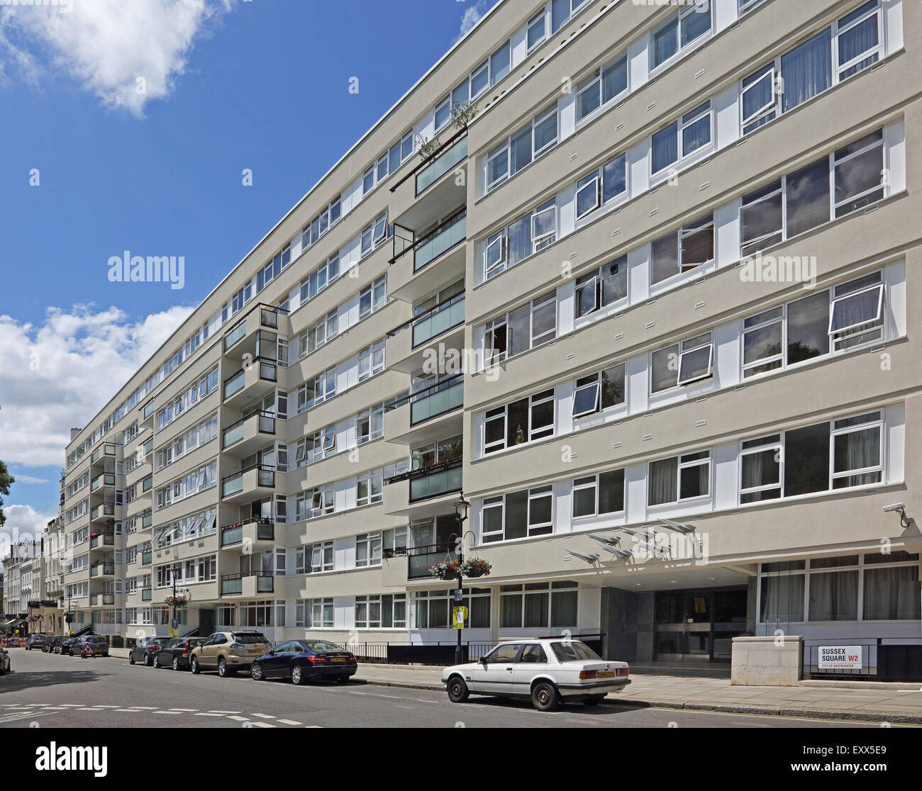 Un bloc d'appartement des années 1970, construit dans le centre de Londres après leur réfection. La maçonnerie a été rendue dans le béton et peint. Banque D'Images