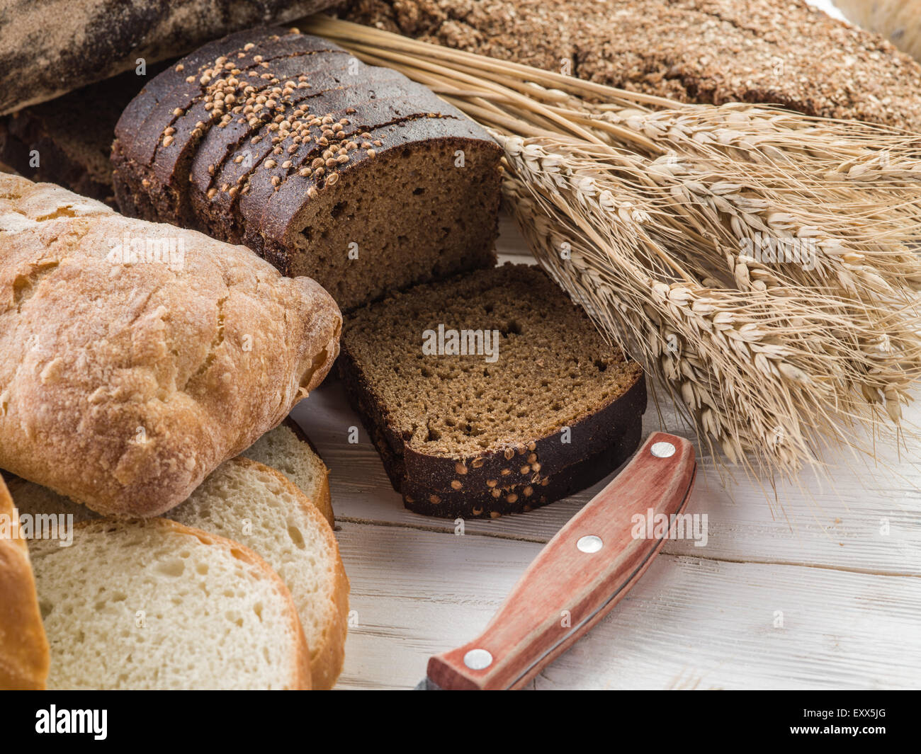 Le pain et un blé sur le bureau en bois. Banque D'Images