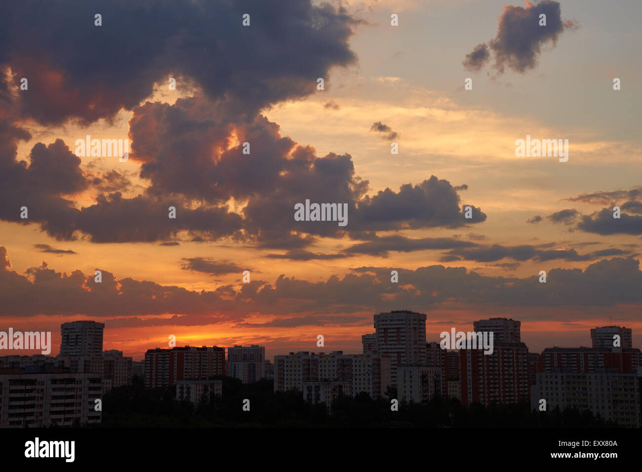 Belle soirée sur la ville sombre cloudscape Banque D'Images