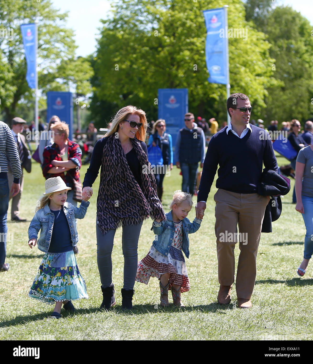 Royal Windsor Horse Show Jour 4 - Peter Phillips s'occupe avec son épouse, l'automne, et des filles, de la Savane et Isla avec : Peter Phillips, Phillips automne, Savannah Phillips, Isla Phillips Où : London, Royaume-Uni Quand : 16 mai 2015 Banque D'Images