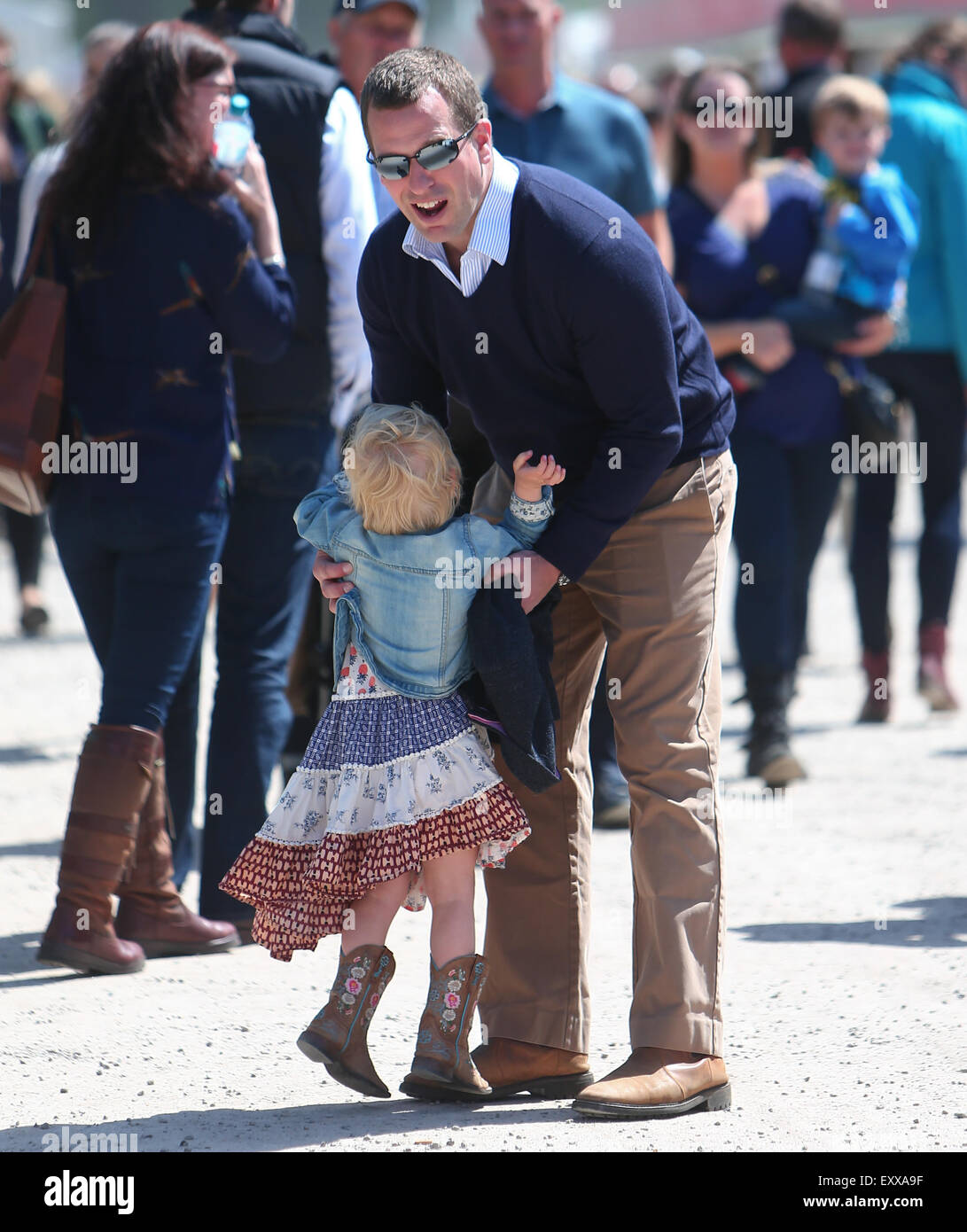 Royal Windsor Horse Show Jour 4 - Peter Phillips s'occupe avec son épouse, l'automne, et des filles, de la Savane et Isla avec : Peter Phillips, Isla Phillips Où : London, Royaume-Uni Quand : 16 mai 2015 Banque D'Images