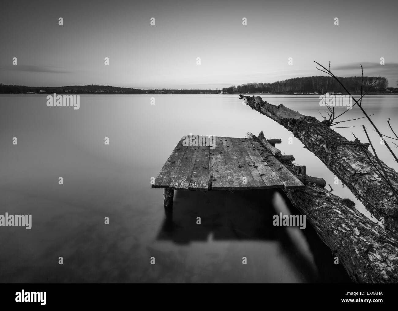 Petite jetée sur le lac, une longue exposition photo. Mazurie Lake District. Photo en noir et blanc Banque D'Images