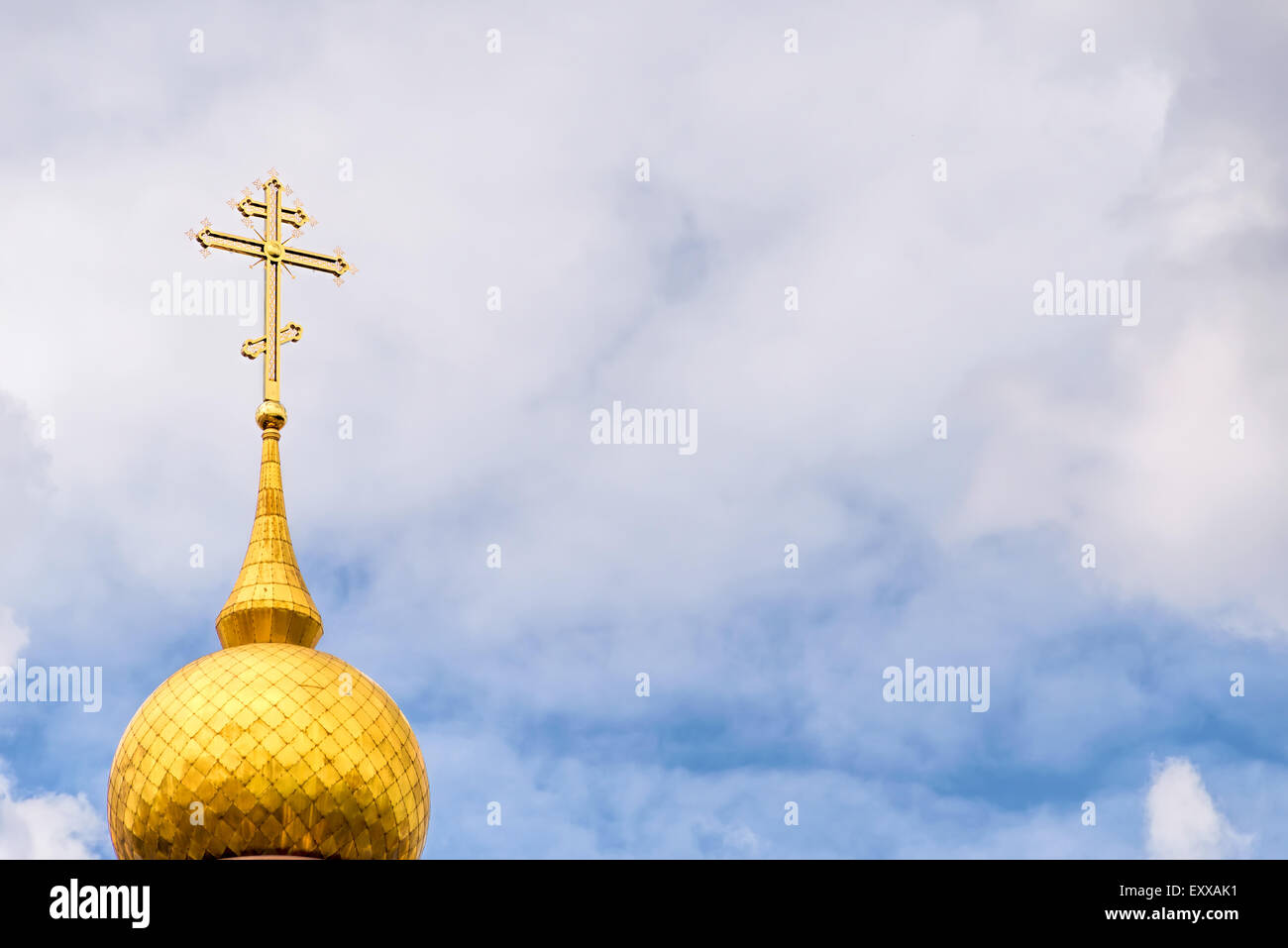 Image symbolique de crucifix sur un dôme doré de la naissance du Christ Église dans le district de Kiev Obolon la capitale de l'Ukraine Banque D'Images