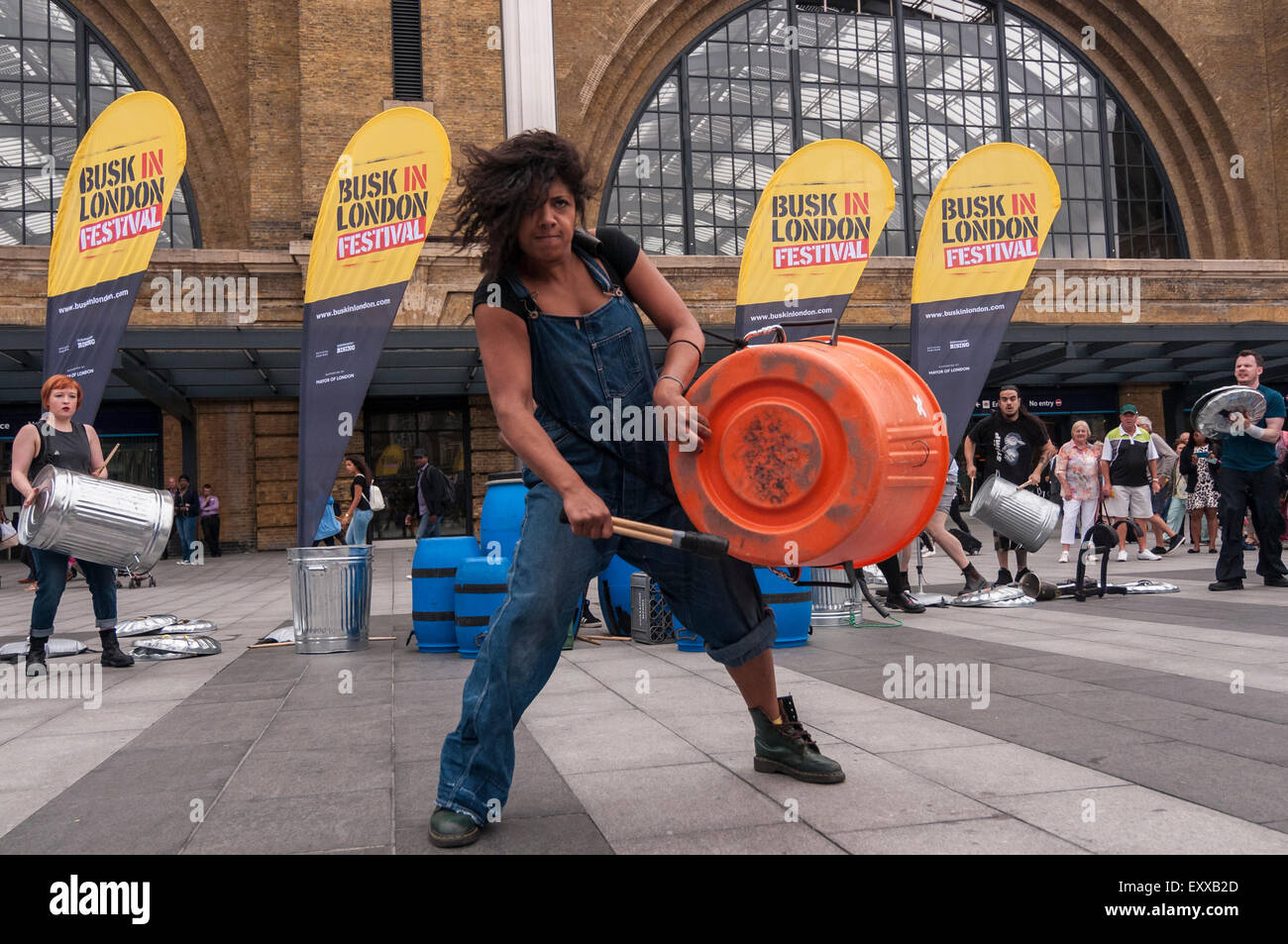 Londres, Royaume-Uni. 17 juillet 2015. Les membres du groupe de percussion, Stomp, de divertir les navetteurs de l'heure de pointe à l'extérieur de King's Cross St Pancras station, car ils aident à lancer des arts de la journée et le Festival à Londres Busk. Crédit : Stephen Chung/Alamy Live News Banque D'Images