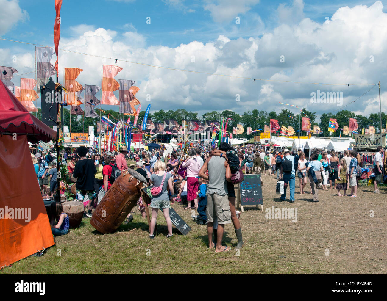 La foule et les stands de nourriture à la world music festival WOMAD Banque D'Images