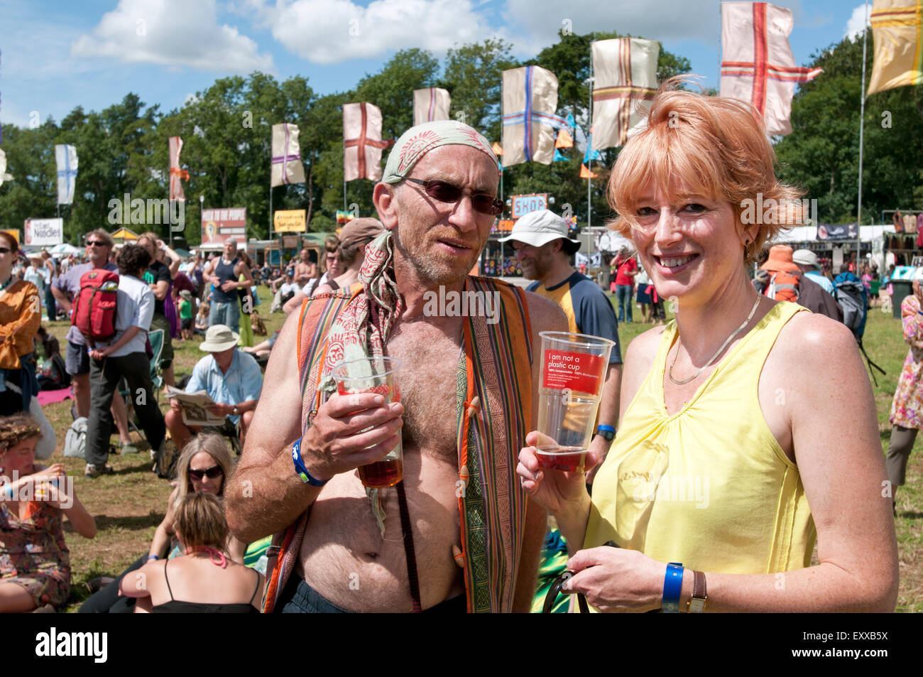 Un vieux hippy et Femme buvant dans la foule à la world music festival WOMAD Banque D'Images