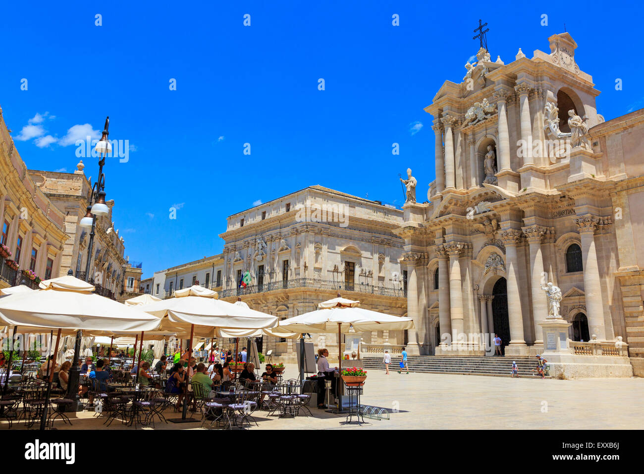 Piazzo del Duomo, Ortigia, Syracuse, Sicile avec la façade baroque de l'église de Santa Lucia alla Badia Banque D'Images