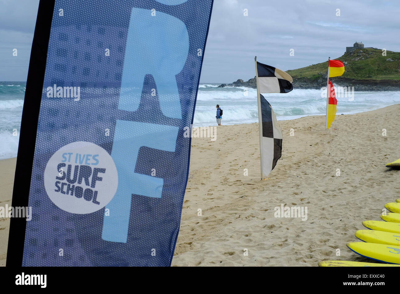 St Ives, Cornwall, UK : St Ives de l'École de Surf d'un drapeau dans le vent. Banque D'Images