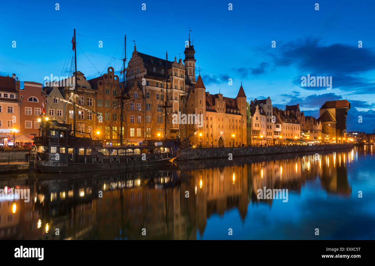 La vieille ville de Gdansk sur les rives de la rivière Motlawa, la Pologne, l'Europe dans la nuit Banque D'Images