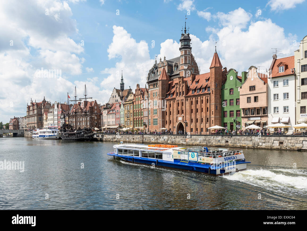 Bateau d'excursion touristique à Gdansk, en Pologne, l'Europe sur les rives de la rivière Motlawa. Banque D'Images
