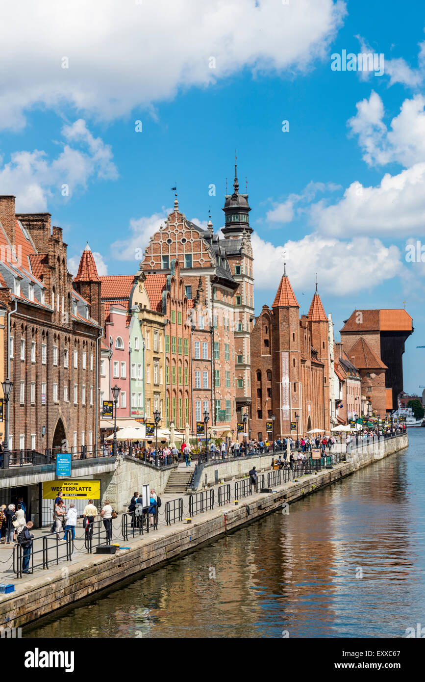 Gdansk, Pologne, Europe - les touristes dans le quartier de la vieille ville sur les rives de la rivière Motlawa Banque D'Images