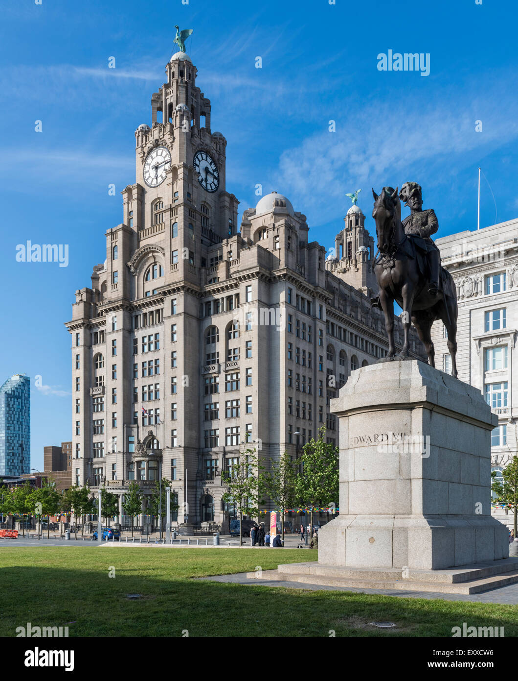Statue d'Edouard Vii en face de la célèbre Royal Liver Building à Pier Head, Liverpool, Merseyside, England, UK Banque D'Images