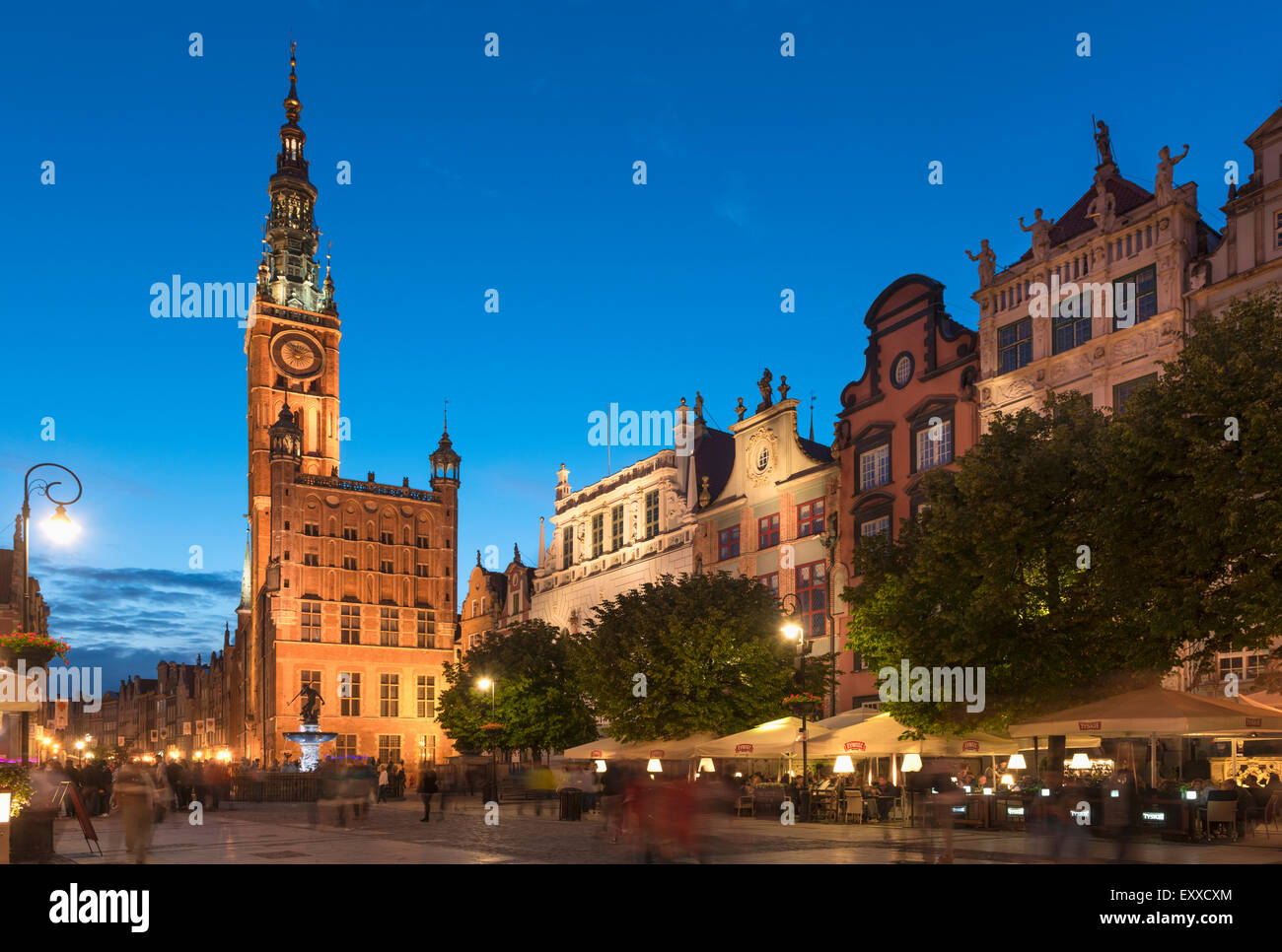 Gdansk, Pologne, ville la nuit - long Street (Ulica Dluga) et long Market (Dlugi Targ), l'Hôtel de ville principal avec des restaurants Banque D'Images