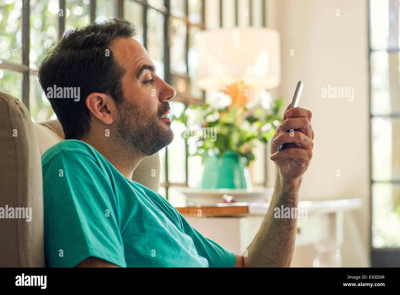 Man using smartphone Banque D'Images