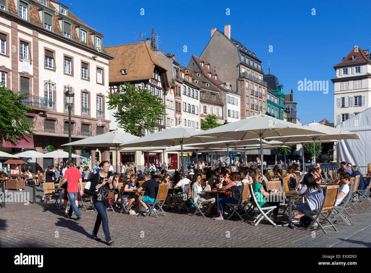 La Place Kléber avec des cafés dans la vieille ville de la Petite France, Strasbourg, France, Europe Banque D'Images