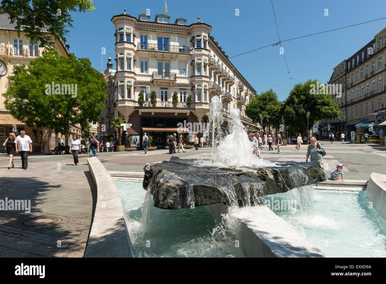 Fontaine dans la ville thermale de Baden Baden, dans la Forêt Noire, Baden Wurtemberg, Allemagne, Europe Banque D'Images