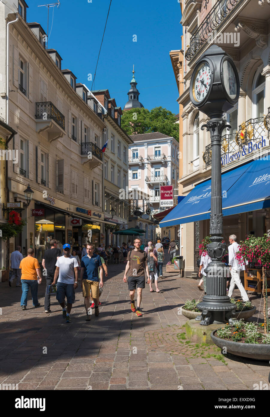 Old street à Baden Baden, Baden-Wurttemberg, Allemagne, l'Europe par les touristes en été Banque D'Images