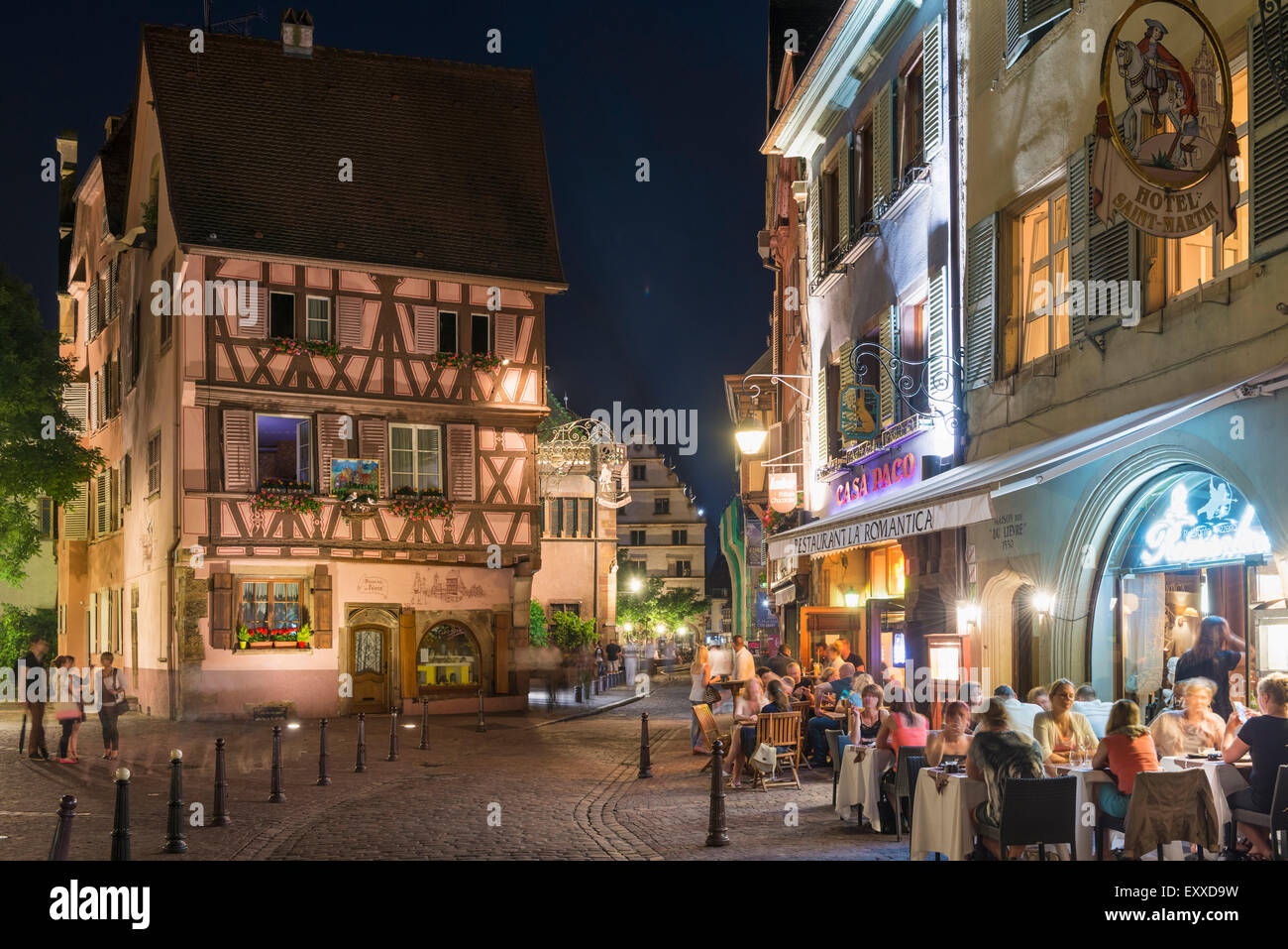 Restaurants et cafés français dans le quartier de la vieille ville de Colmar, Alsace, France, Europe la nuit Banque D'Images