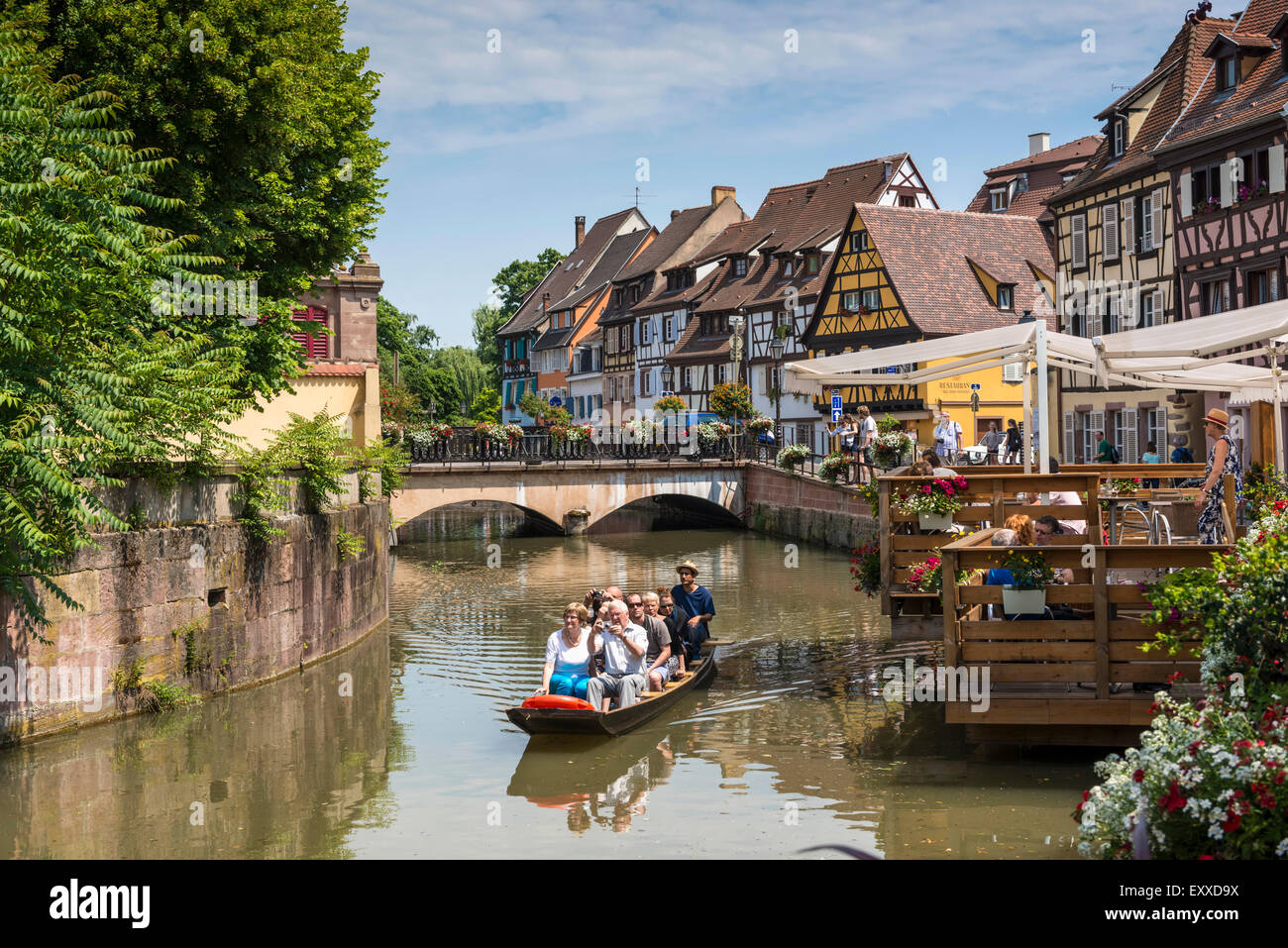 Colmar, région viticole d'Alsace, France, Europe - la petite Venise ou petite Venise vieille ville avec bateaux et touristes Banque D'Images