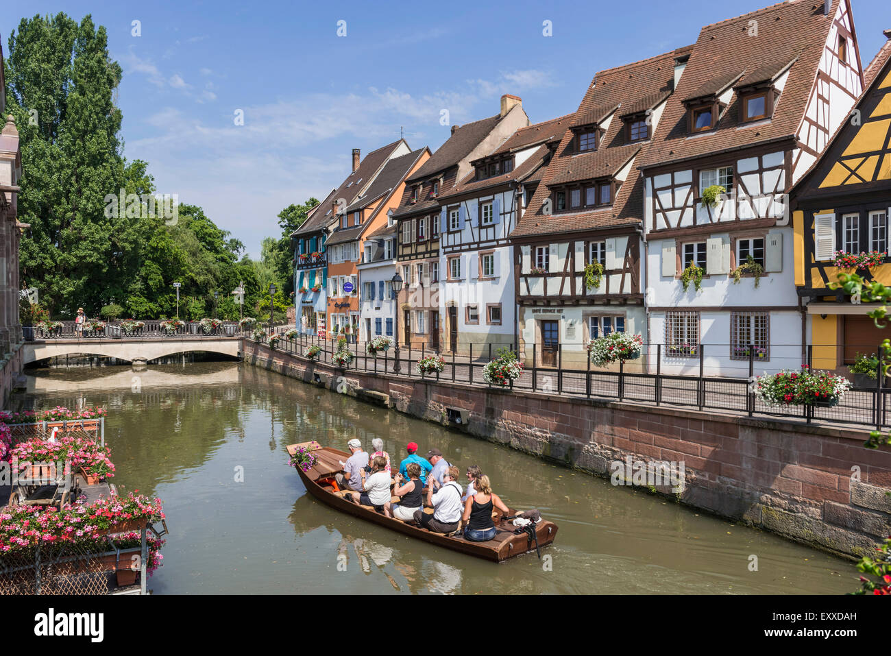 Colmar, Alsace, France, Europe - Les touristes en bateau sur la rivière dans la Petite Venise ou le quartier de la Petite Venise Banque D'Images