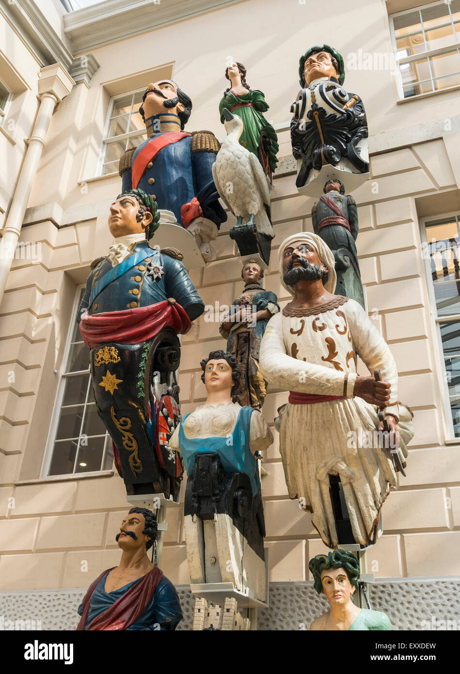 Greenwich, Londres, à l'intérieur du National maritime Museum - les figures de proue des navires historiques exposés Banque D'Images