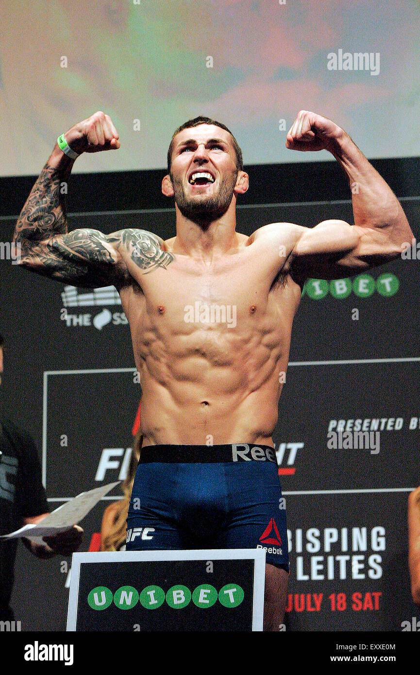 Glasgow, Ecosse, Royaume-Uni. 17 juillet, 2015. Stevie Ray (Fife, Scotland) vient dans à 155 lb au cours de la pesée avant l'UFC Fight Night 72 : Bisping vs Leites au SSE Hydro le vendredi le 17 juillet 2015. L'Hydro Arena SSE. Crédit : Dan Cooke/Alamy Live News Banque D'Images
