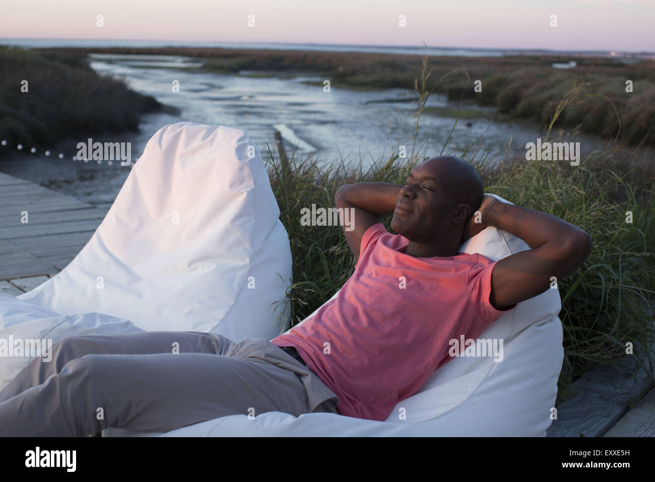 L'homme se détendre au bord de l'eau Banque D'Images