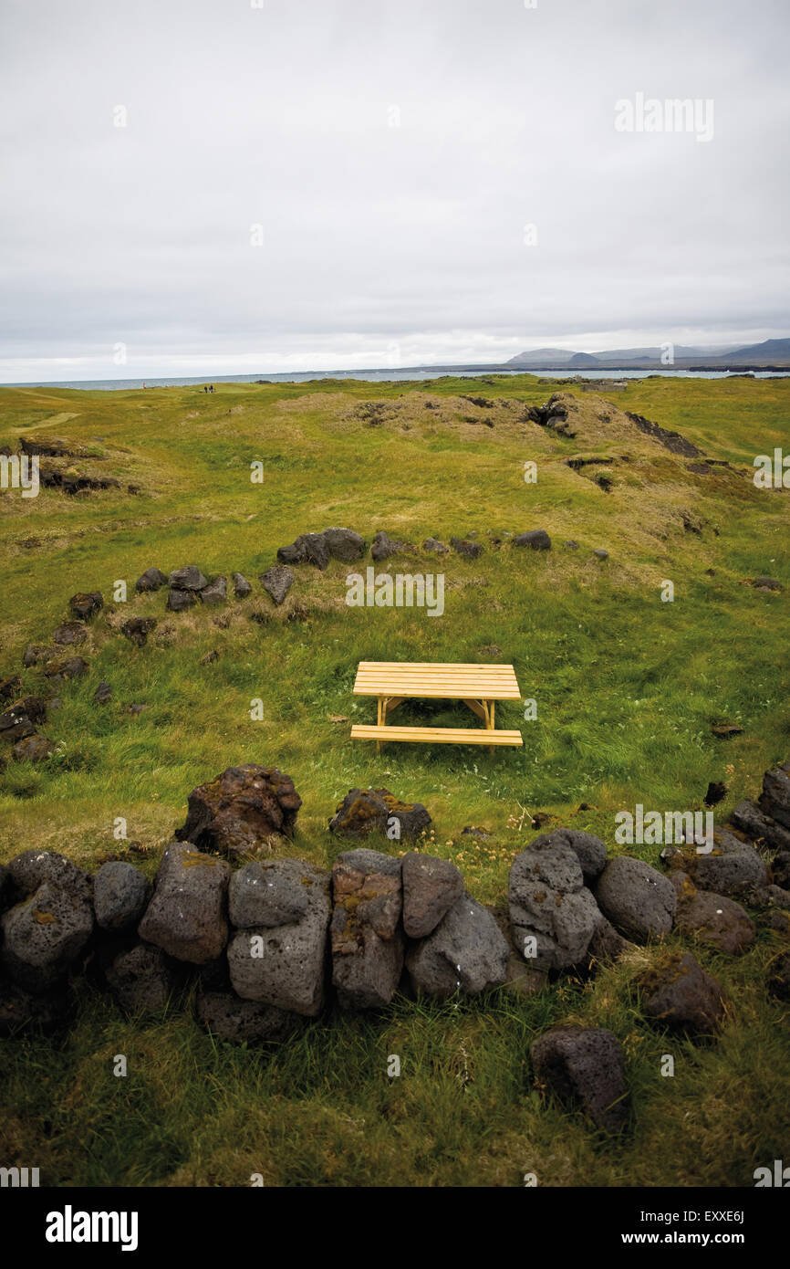 Table de pique-nique isolés en campagne, Ondverdarnes, Péninsule de Snæfellsnes, l'Islande Banque D'Images