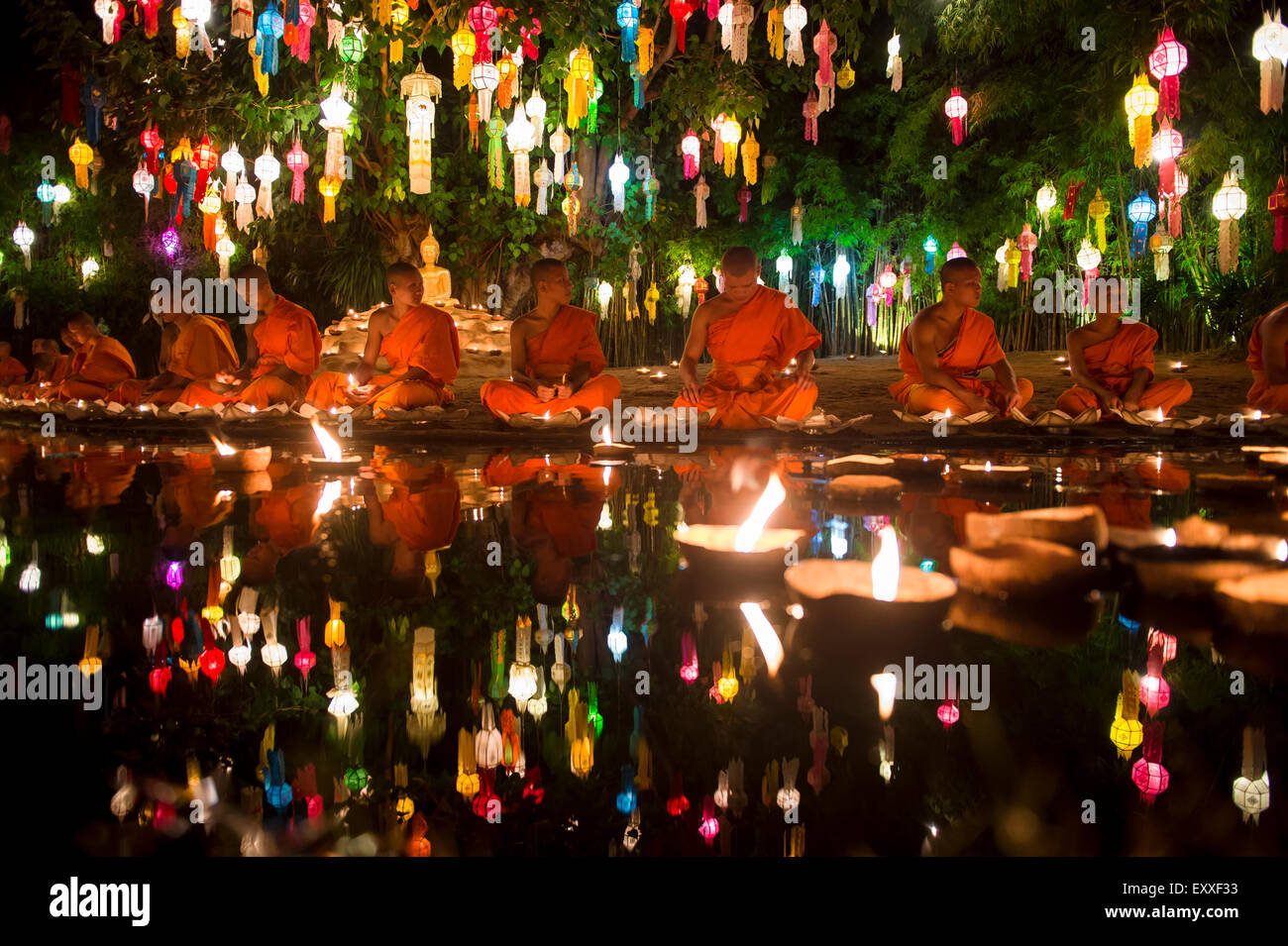 CHIANG MAI, THAÏLANDE - 06 NOVEMBRE 2014 : les jeunes moines bouddhistes méditant assis à un festival de lumières loi krathong cérémonie. Banque D'Images