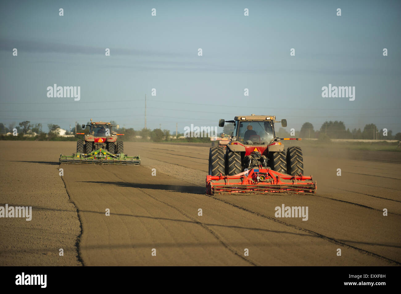 Machines agricoles cultivant. Banque D'Images