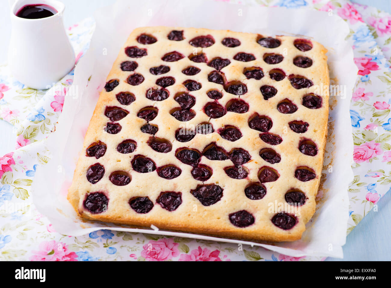 Cherry cake fait maison avec la sauce sur metal background, selective focus Banque D'Images