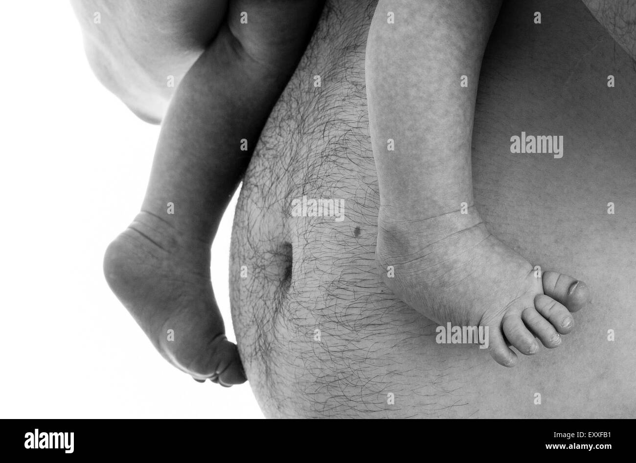 Pieds Sur Le Ventre De Bebe Papas Fond Noir Et Blanc Photo Stock Alamy