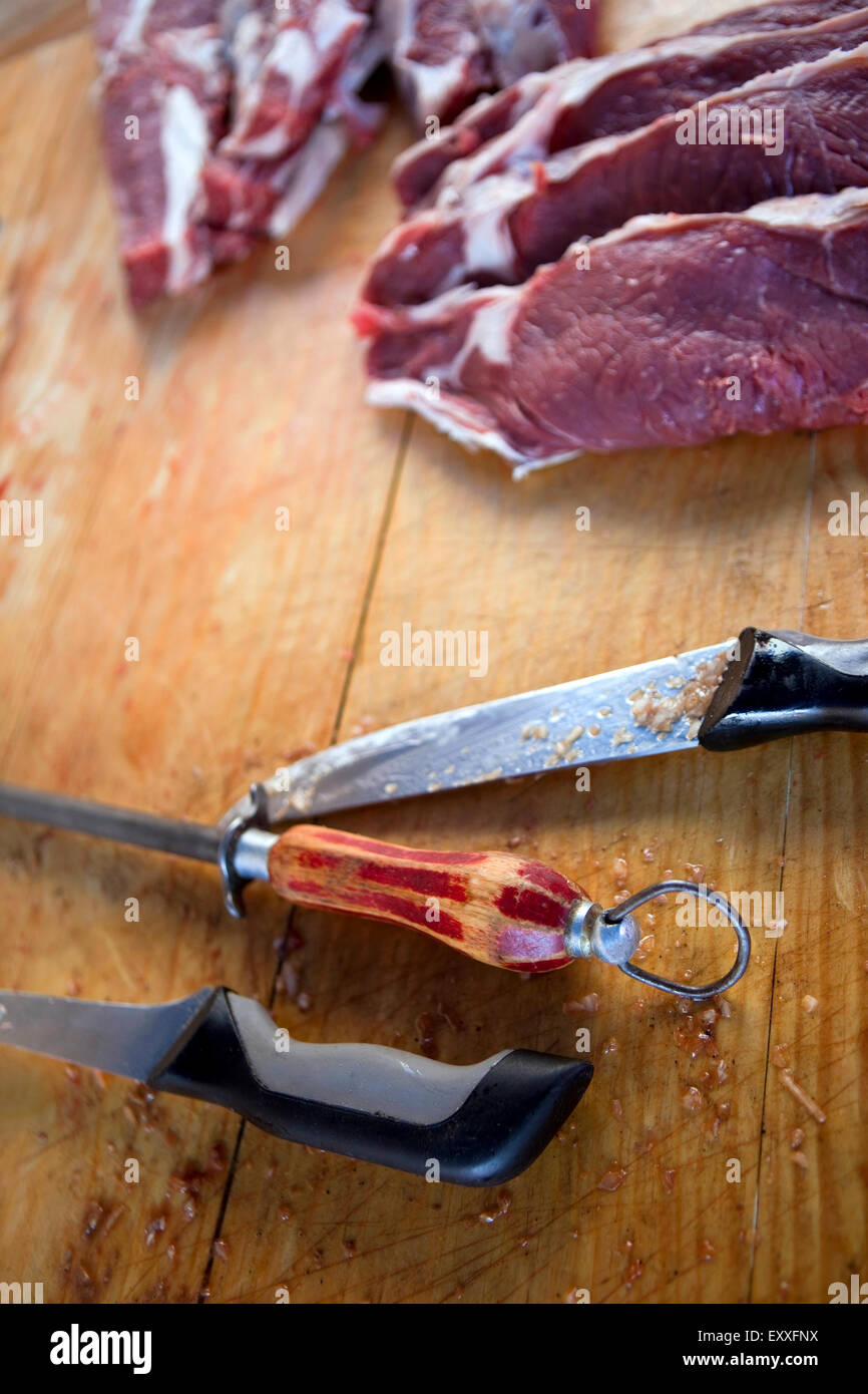 La viande, outils et couteaux sur une carte boucherie Banque D'Images