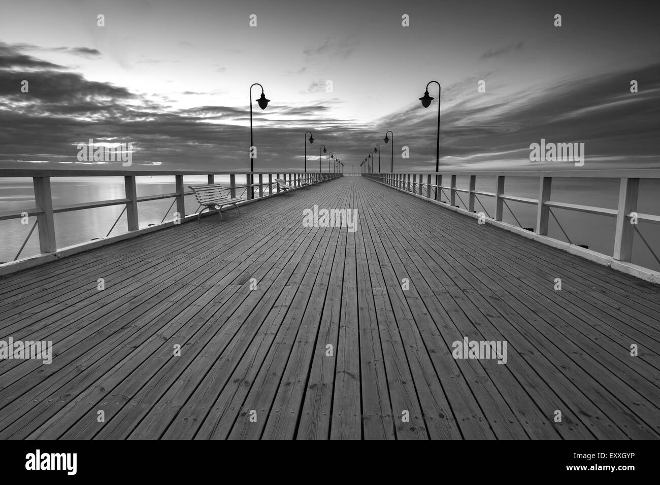 Belle longue exposition seascape avec jetée en bois. Orlowo Pier à Gdynia, en Pologne. Banque D'Images