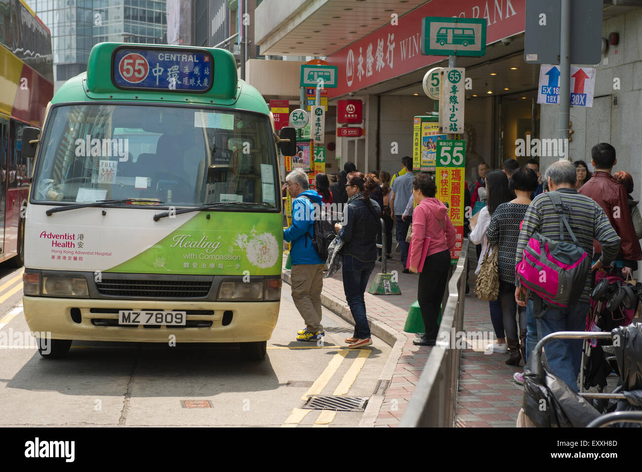 Passagers qui entrent dans un petit bus du district Central, Hong Kong, Chine Banque D'Images