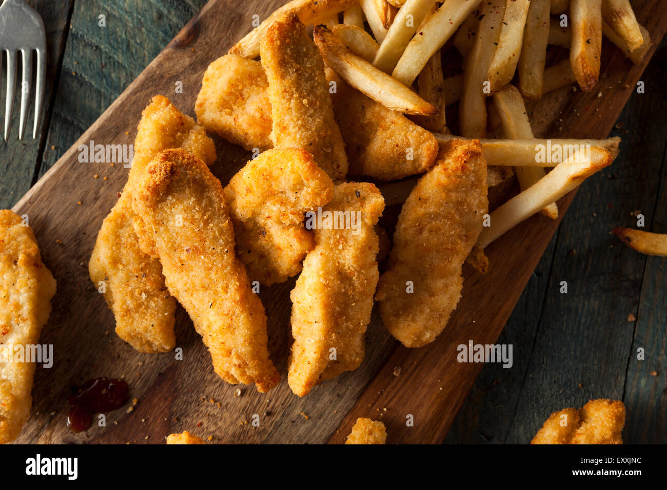 Des offres de poulet pané avec des frites et de la Sauce Barbecue Banque D'Images